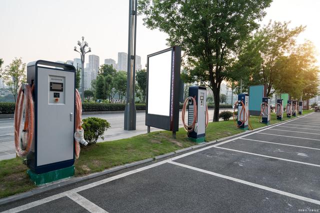 環(huán)保戶外電動(dòng)汽車充電樁攝影圖 綠色動(dòng)力的視覺(jué)贊歌