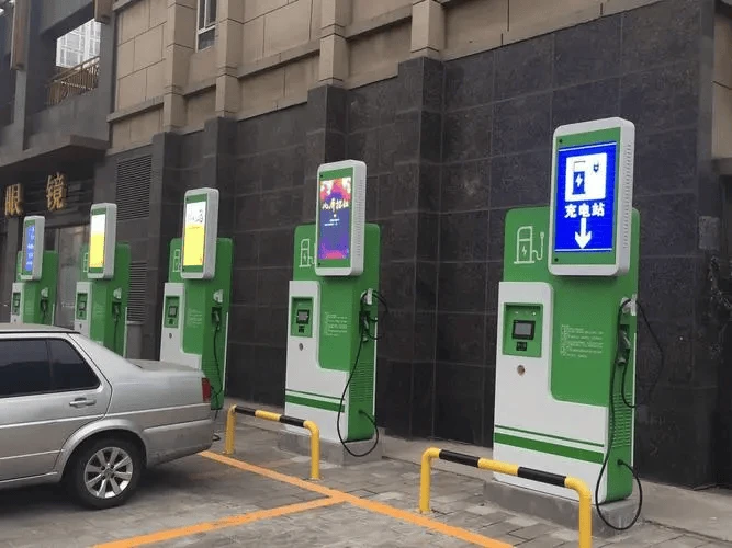 智慧城市新篇章 OBOO鷗柏液晶廣告屏賦能小米SU7充電樁便民化應(yīng)用